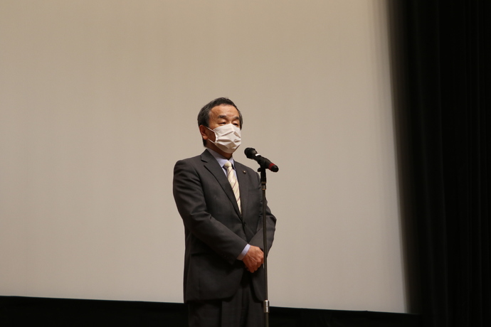 市制50周年Plus1記念事業ドキュメンタリー映画「おっさんずルネッサンス」上映会であいさつする岡村市長