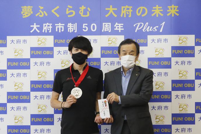 東京五輪陸上男子3000メートル障害に出場する山口浩勢選手（写真左）と岡村市長（写真右）