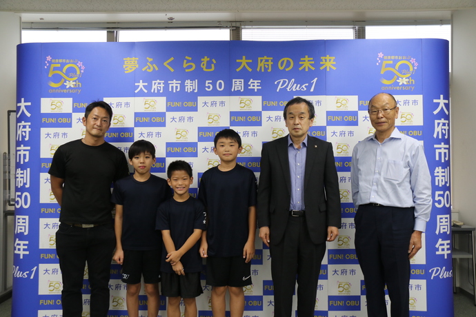 林田空翔さん、深谷泰雅さん、深谷旭さんと岡村市長の写真