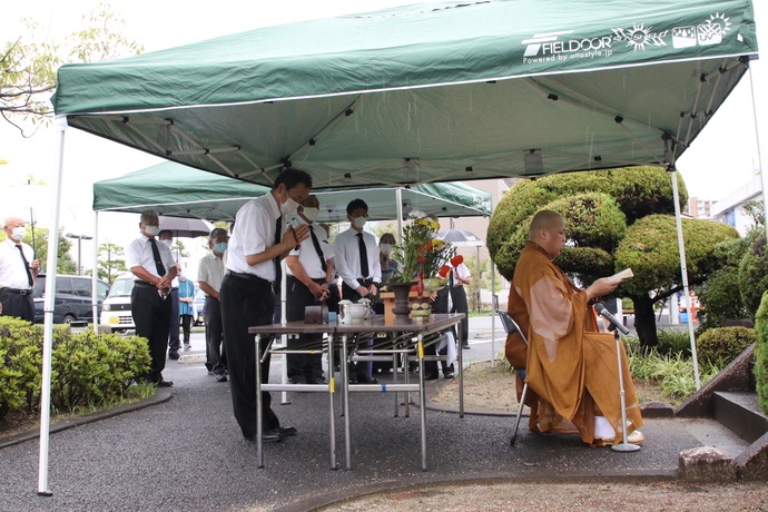 戦没者追悼式に出席する岡村市長の写真