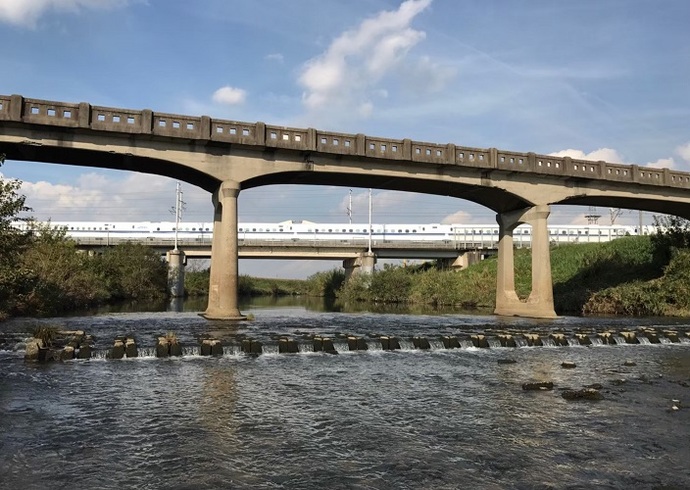境川から観る新幹線(10月撮影)