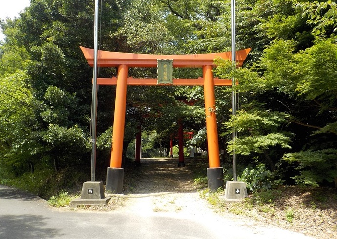 鳥居からのぞく静寂(6月撮影)