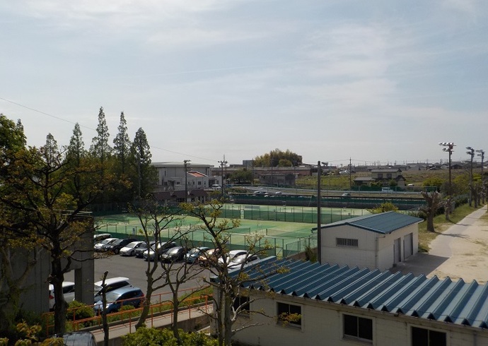 テニスコートと周辺の畑(4月撮影)