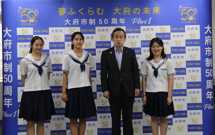 川田沙果さん、辻原姫咲さん、織田亜衣さんと岡村市長の写真