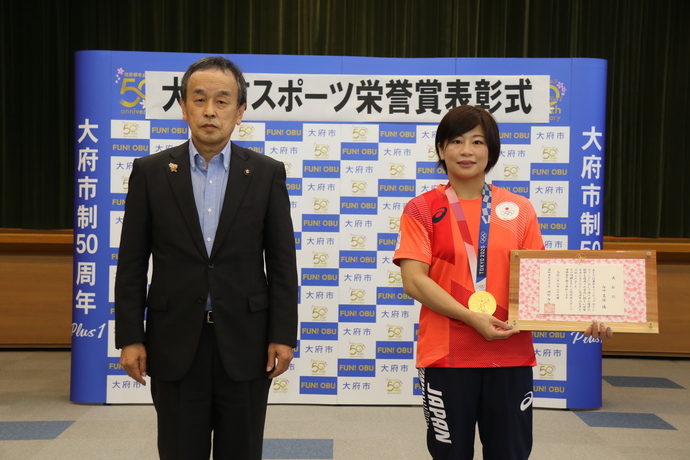 岡村市長と向田真優選手