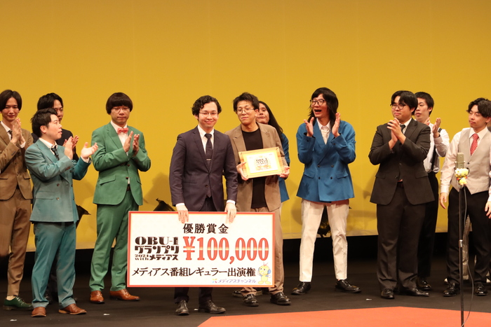 賞金等授与時の写真