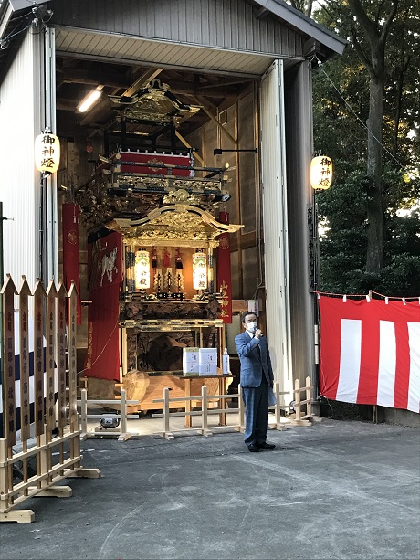 山車修復のお披露目会場であいさつをする市長