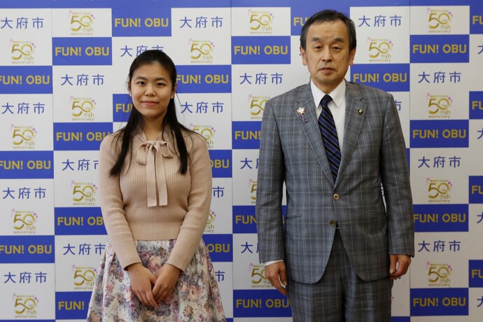 進藤実優さん（写真左）と岡村市長（写真右）