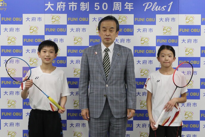 伊藤優斗さん（写真左）と岡村市長（写真真ん中）と高田万智さん（写真右）