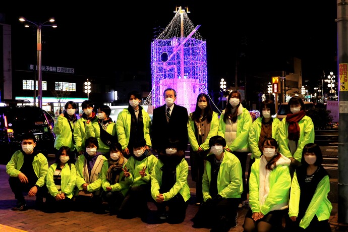 若者との集合写真