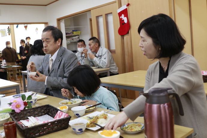 食事を楽しむ岡村市長と親子