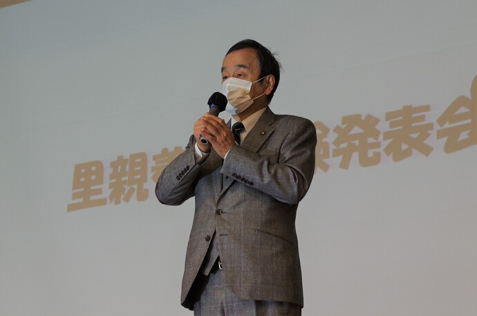 体験発表会であいさつを述べる岡村市長
