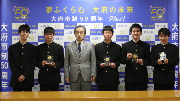 左から順に松本直樹さん、木村駿介さん、岡村市長、山口泰永さん、杉山大知さん、座間凜太郎さん