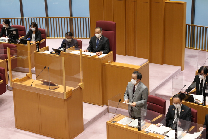 令和3年第4回定例議会で答弁する市長