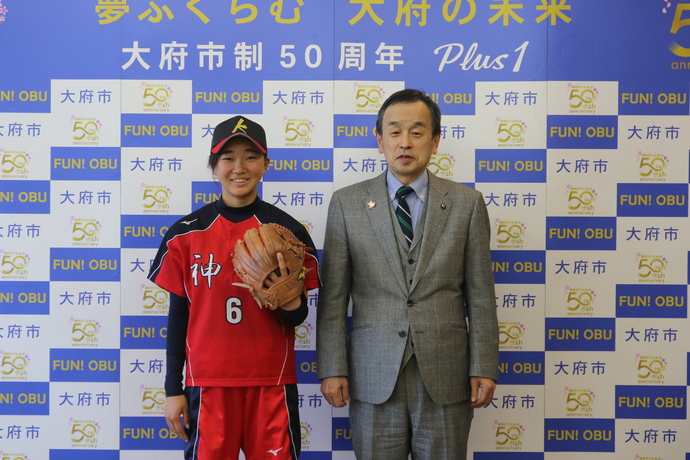 梶原沙希さん（写真左）と岡村市長（写真右）
