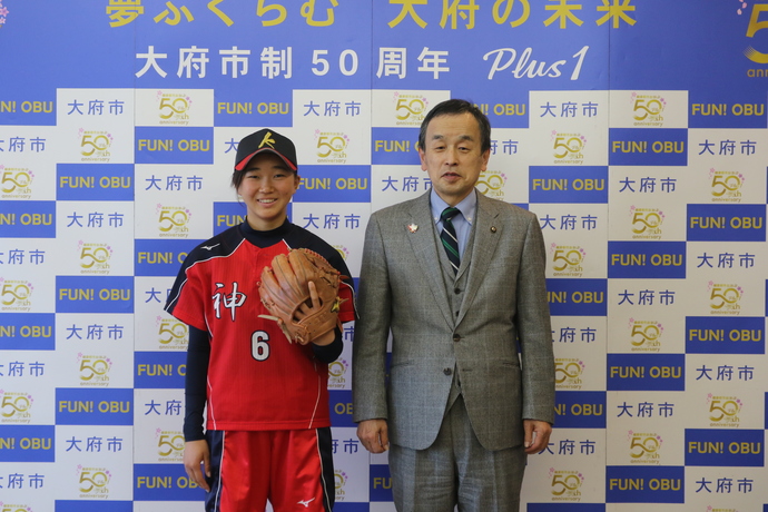 梶原沙希さん（写真左）と岡村市長（写真右）