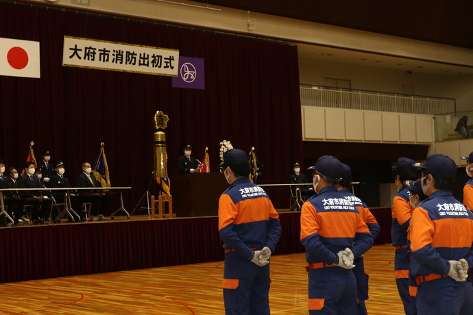 出初式であいさつする岡村市長