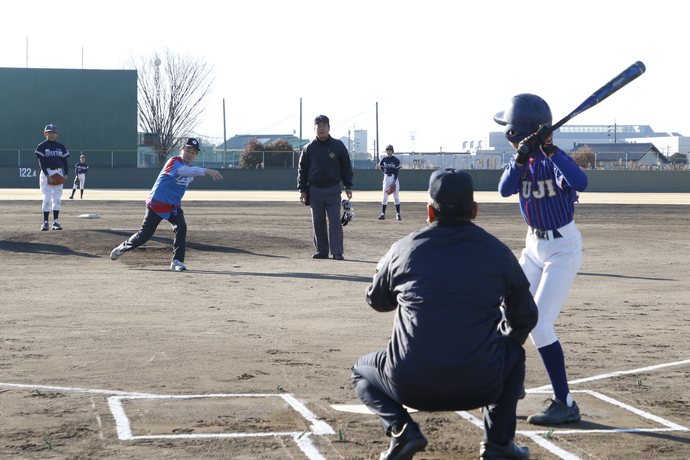 始球式を行う岡村市長