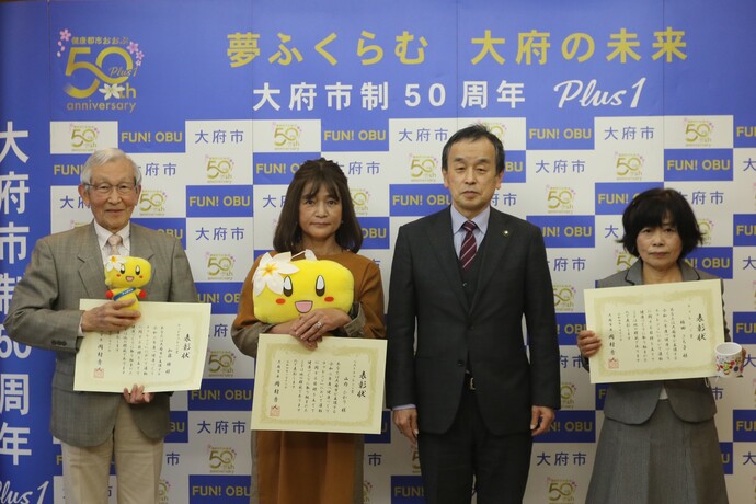 健康づくりチャレンジ表彰の集合写真　左から加藤勝さん、山内ひかりさん、市長、梅田さち子さん