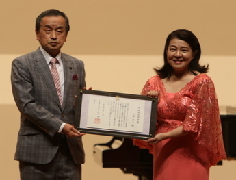 岡村市長から市民栄誉賞を受賞する竹澤恭子さん