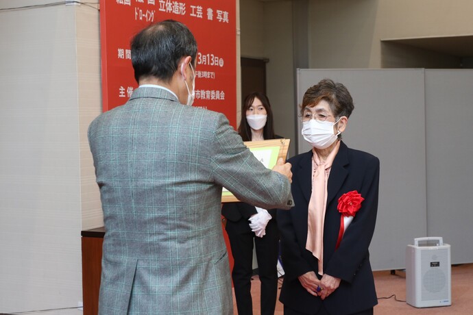 岡村市長から中島佳子さんへ表彰盾の授与