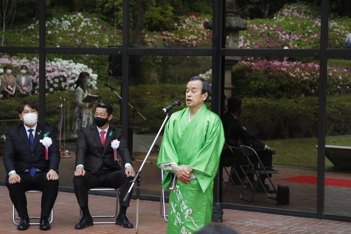 あいさつする岡村市長