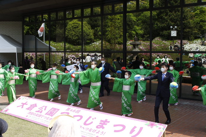 大府ばやしを踊る岡村市長