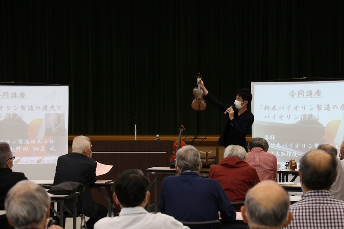バイオリンについて説明する小野田代表取締役