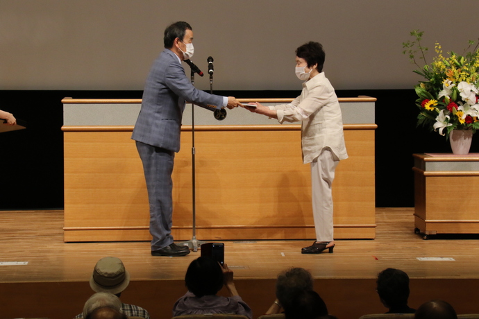 濱島さんにコグニノートを渡す岡村市長