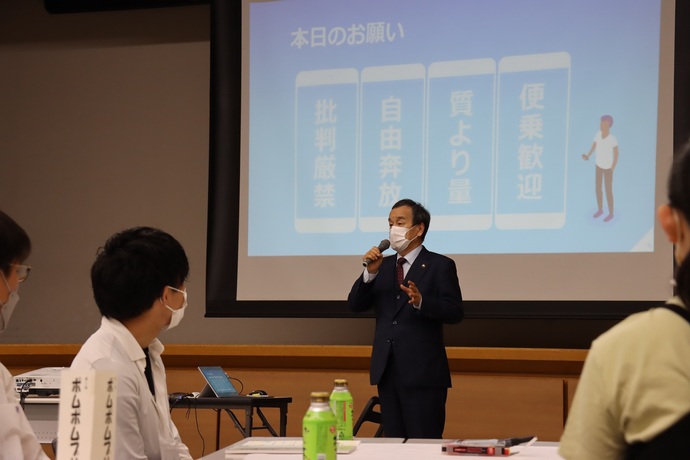 あいさつする岡村市長