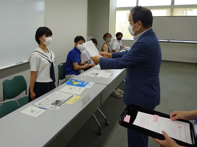 中学生「平和大使」沖縄派遣委嘱状交付式の模様