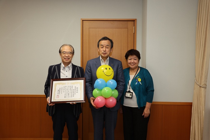 左から山本院長、岡村市長、松下副院長