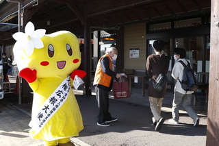 啓発品を配って、人権について周知するおぶちゃん