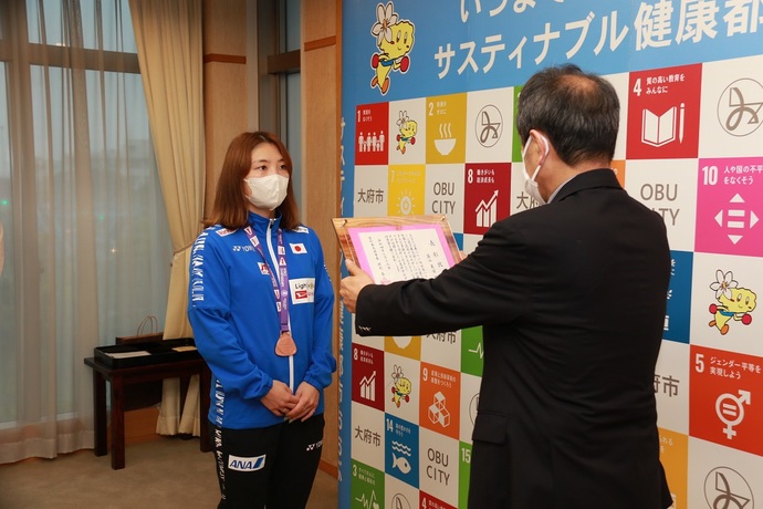 岡村市長から表彰状を受け取る篠谷選手