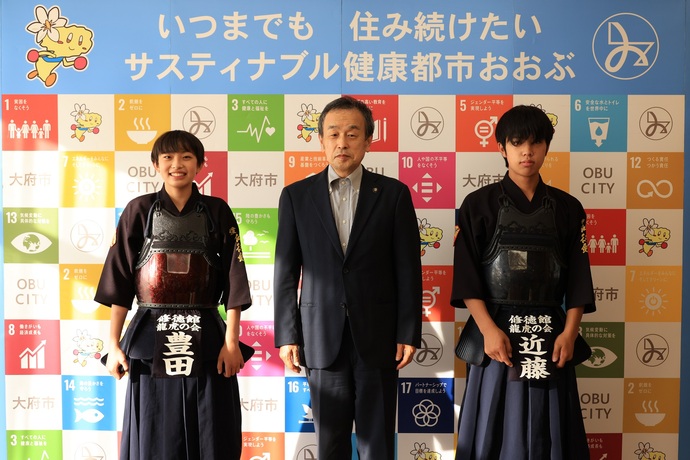 左：豊田さん、中：岡村市長、右：近藤さん