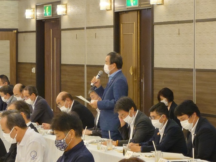 県・市懇談会で発表をする市長