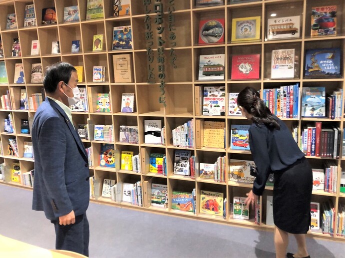 図書館を視察する市長