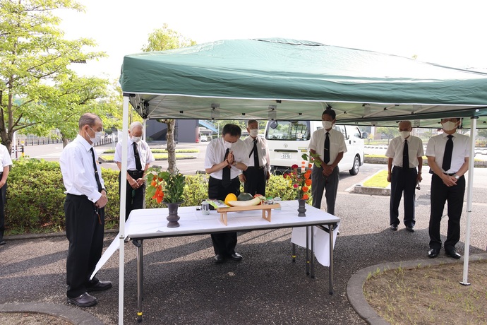 焼香する岡村市長