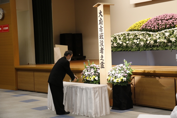 献花を行う岡村市長