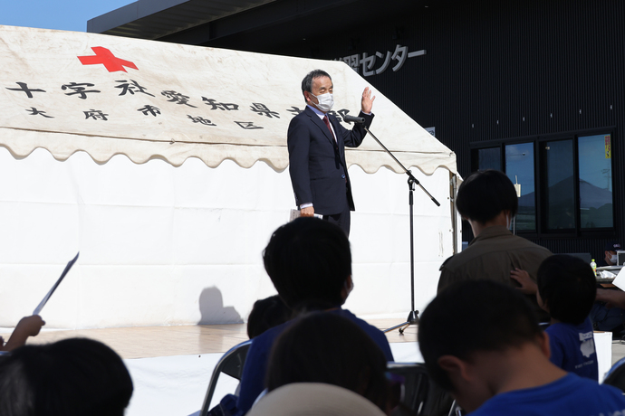 あいさつする岡村市長