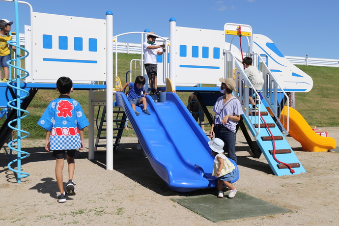 辰池公園の遊具で遊ぶ子どもたち