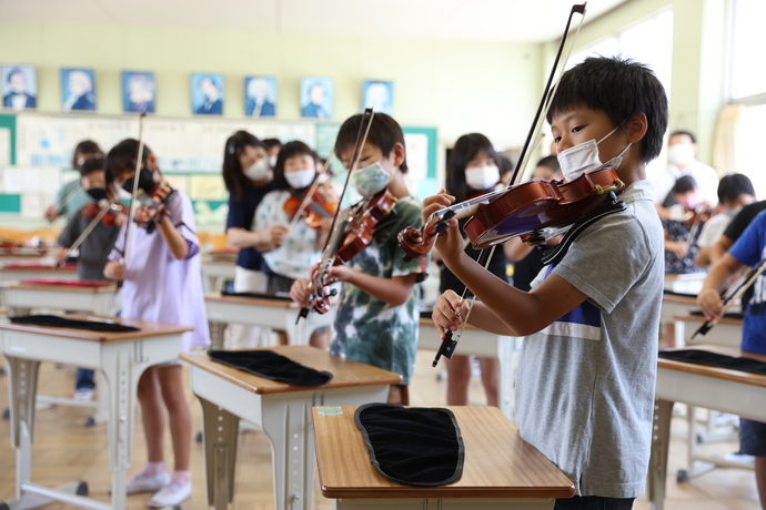 小学校で行われたバイオリン学習