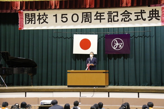 あいさつする岡村市長