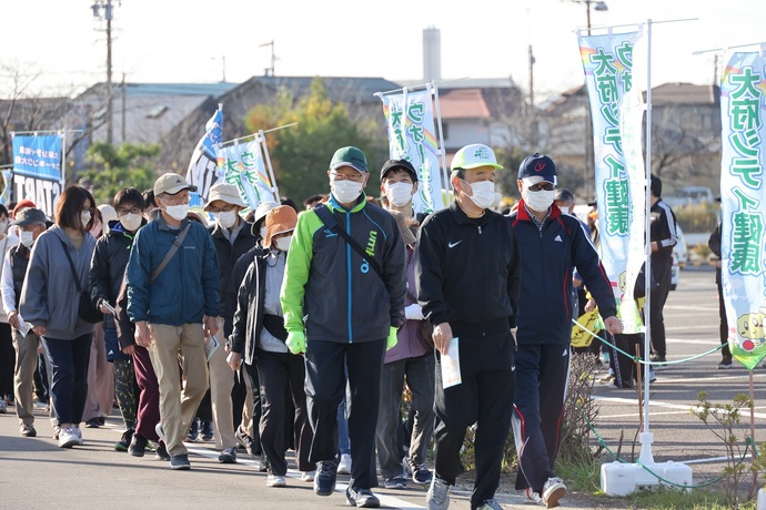 ウォーキングに参加する岡村市長