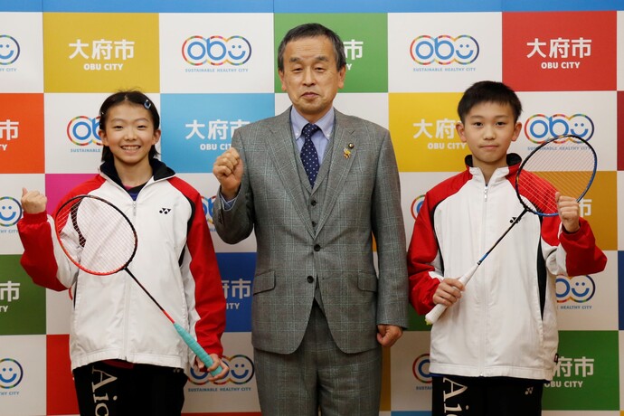 高田万智さんと伊藤優斗さんと岡村市長の写真