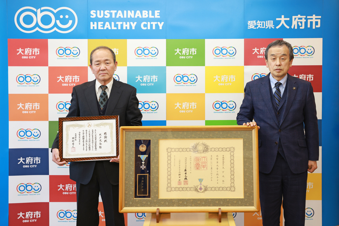 感謝状を贈呈する岡村市長