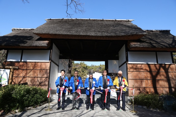 テープカットをする岡村市長