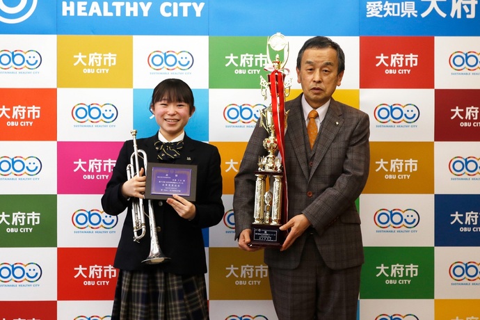 武藤りささん（写真左）と岡村市長（写真右）