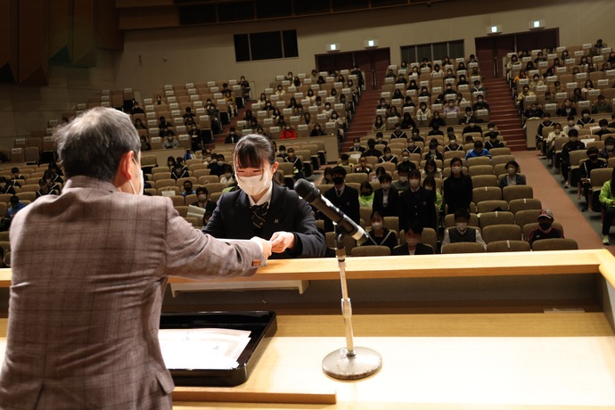 賞状を手渡す市長