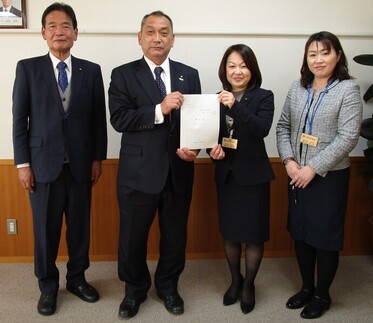 報告書を議長に提出